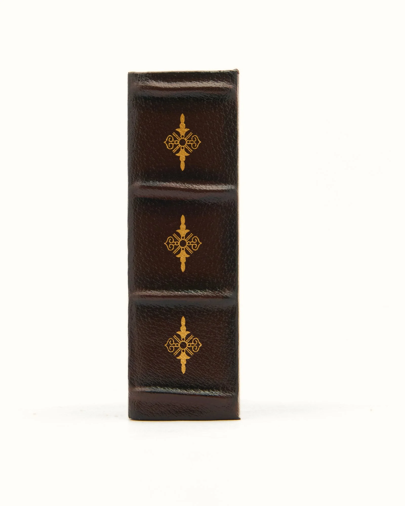 The back of the box: a classic ridged, bound book back with vintage motifs